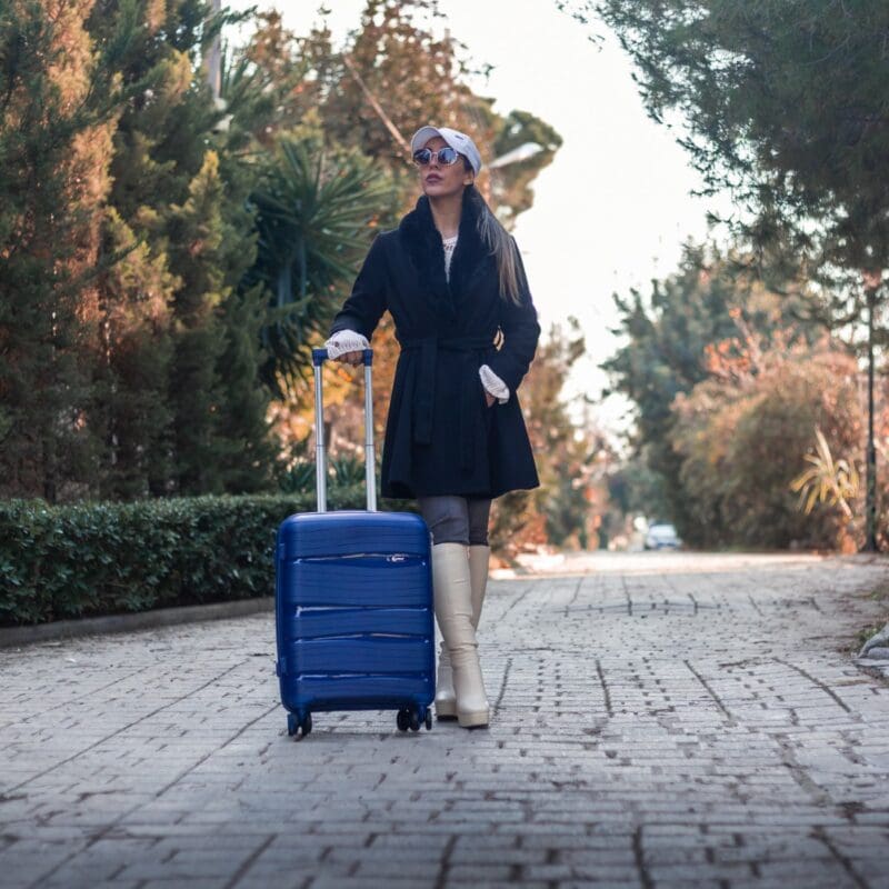 Βαλίτσα καμπίνας με κλειδαριά tsa, υλικό PP(άθραυστο) σε χρώμα μπλε με διπλά ροδάκια .
