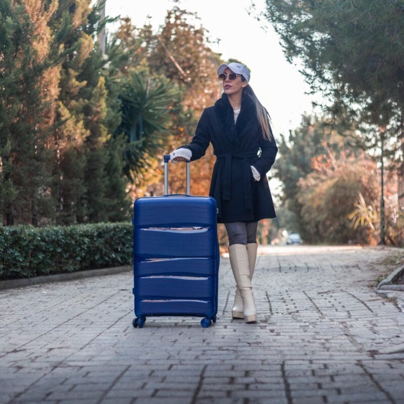 Βαλίτσα, μεγάλη με κλειδαριά tsa, υλικό PP(άθραυστο) σε χρώμα μπλε με διπλά ροδάκια .