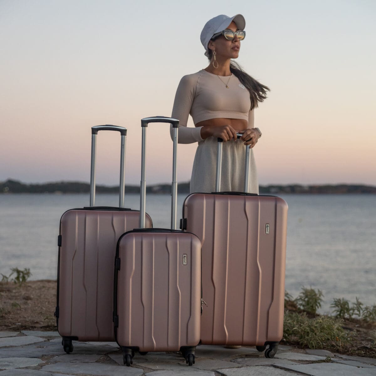 Βαλίτσες μικρή(καμπίνας) ,μεσαία , μεγάλη με κλειδαριά , υλικό abs σε χρώμα ροζ .