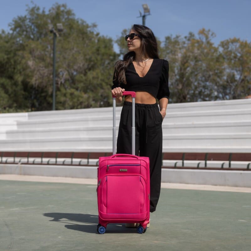 Βαλίτσα μικρή(καμπίνας) με διπλά ροδάκια , tsa lock από υφασμάτινο υλικό σε ροζ επεκτάσιμη .