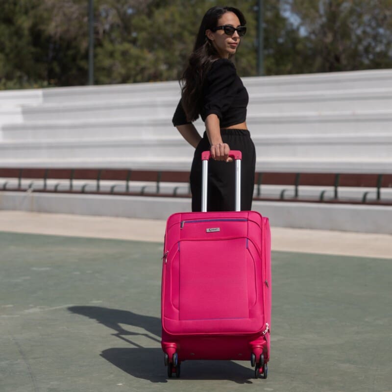 Βαλίτσα μεσαία με διπλά ροδάκια , tsa lock από υφασμάτινο υλικό σε ροζ επεκτάσιμη .