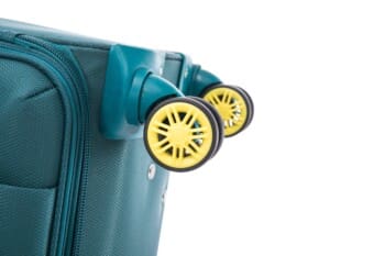 ροδάκια βαλίτσας σε κίτρινο χρώμα
