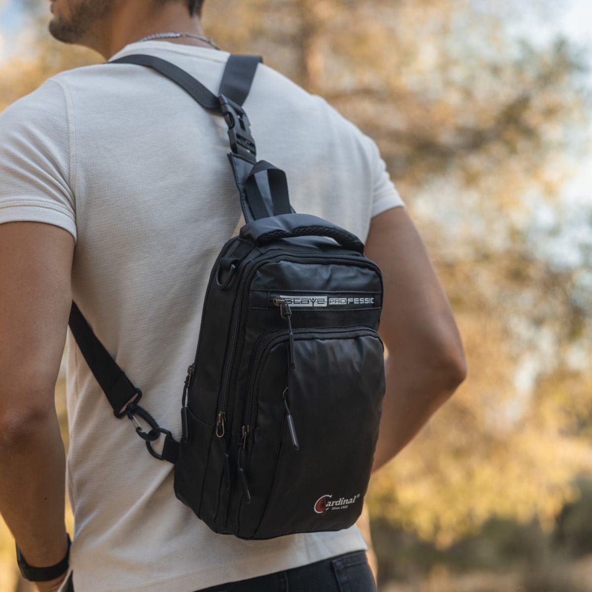 Τσαντάκι μαύρο χιαστί mini backpack που το φοράει άνθρωπος .